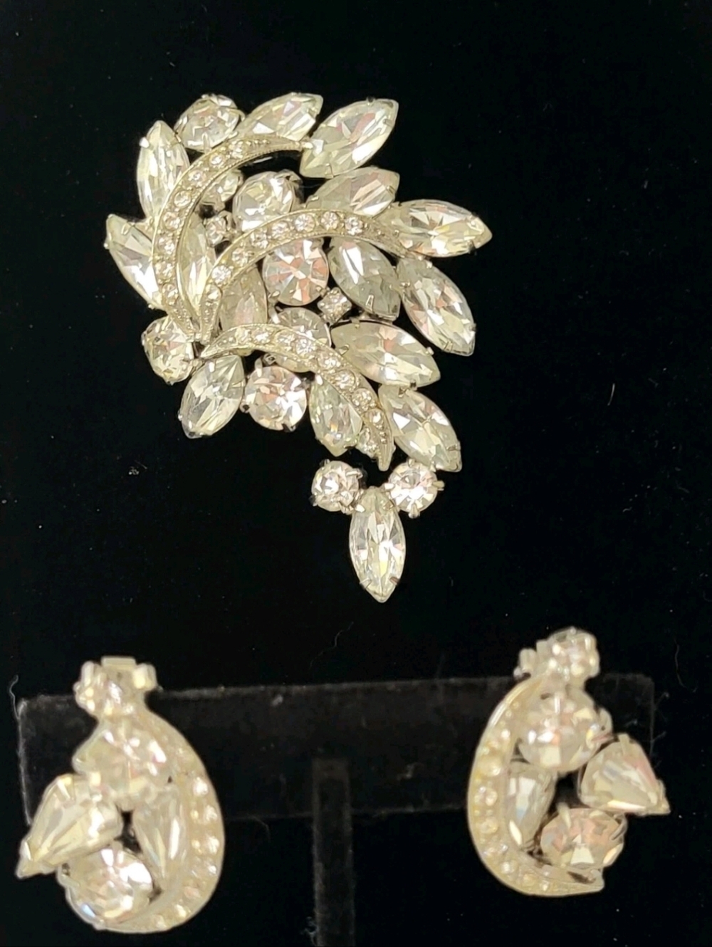 VINTAGE RHINESTONE LARGE STATEMENT BROOCH AND MATCHING CLIP EARRINGS